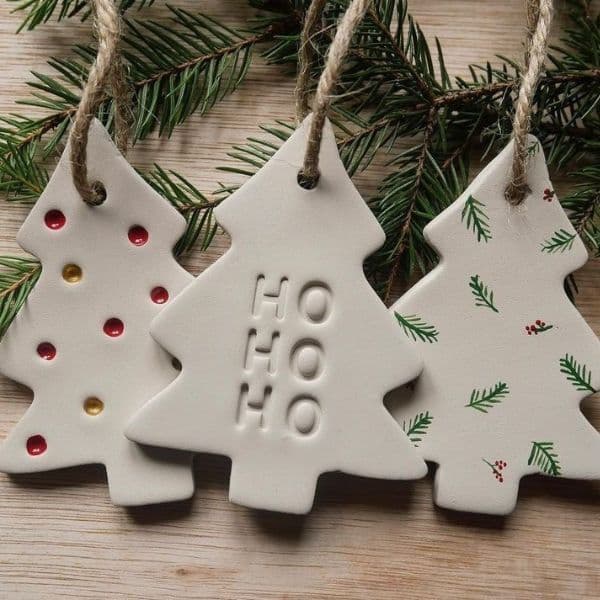 Cartel de Taller de cerámica en Kiuti: crea tus adornos de Navidad