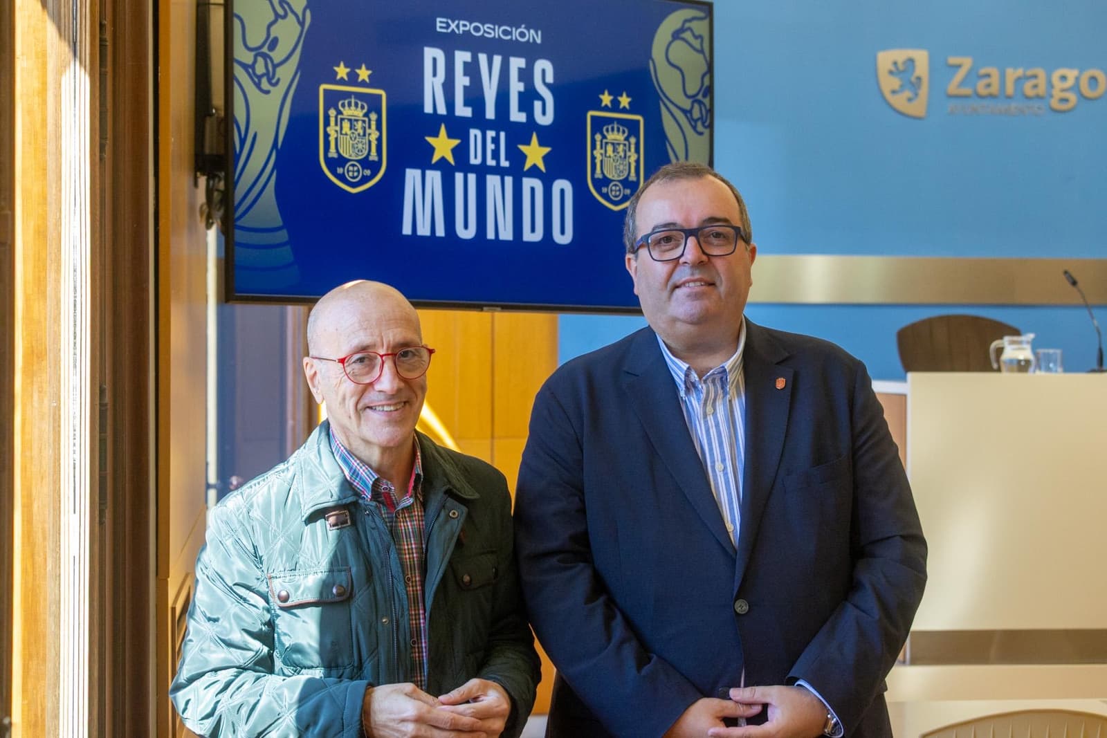Cartel de La Copa del Mundo en el Ayuntamiento: exposición «Reyes del Mundo»