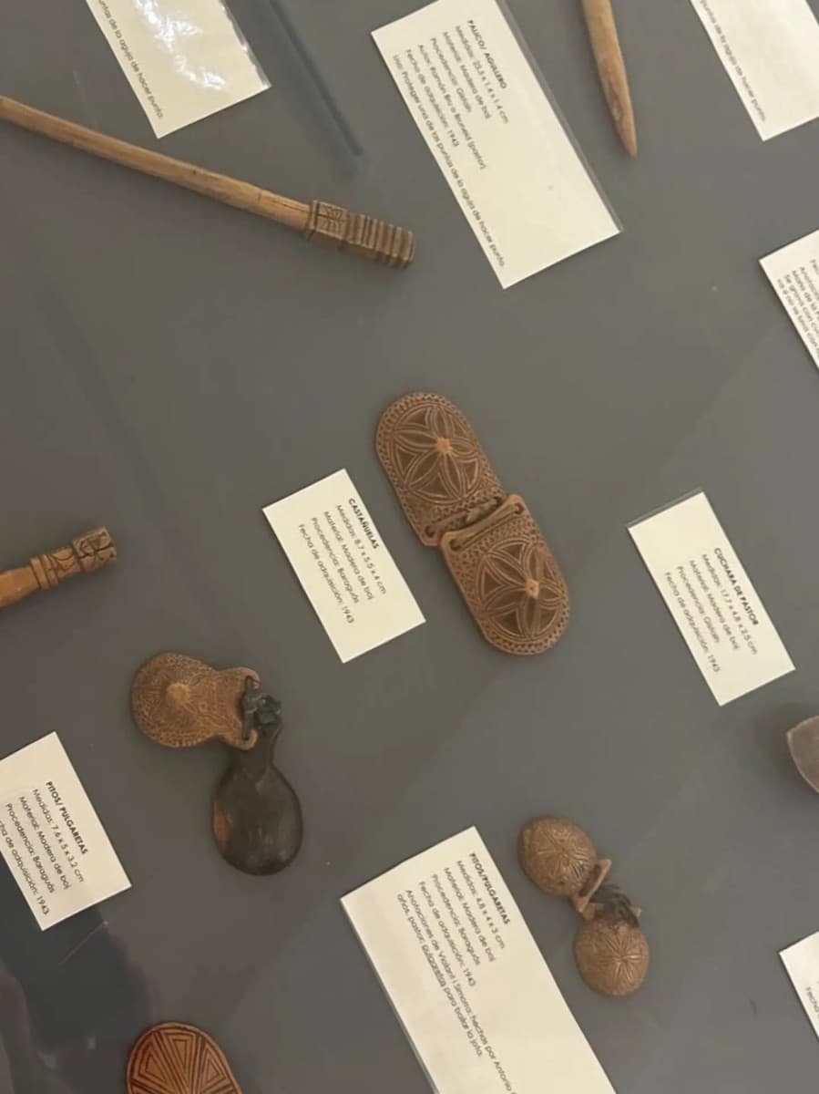 Cartel de Exposición de piezas de boj: Violant i Simorra y Regino Berdún