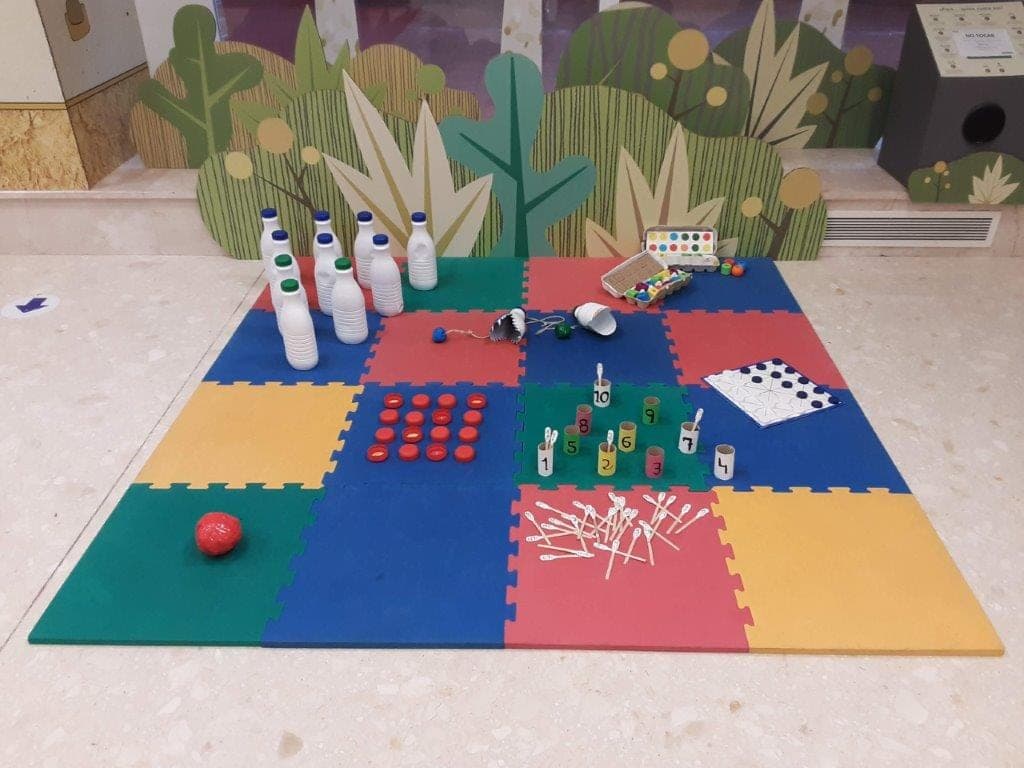 Cartel de Ludoteca de juegos reutilizados en La Calle Indiscreta