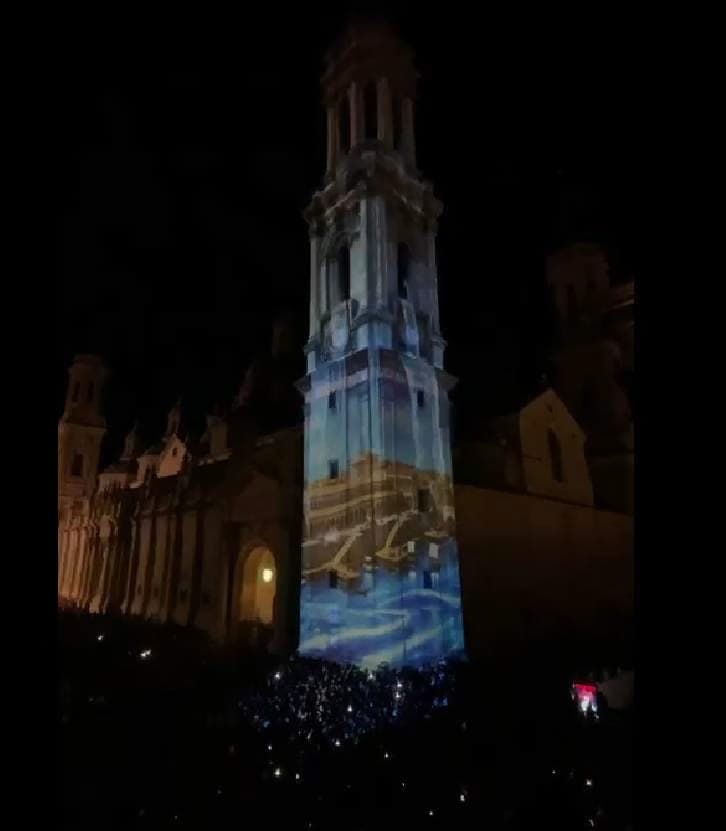 Cartel de Videomapping sobre el origen de las Fiestas del Pilar en la fachada de la Basílica