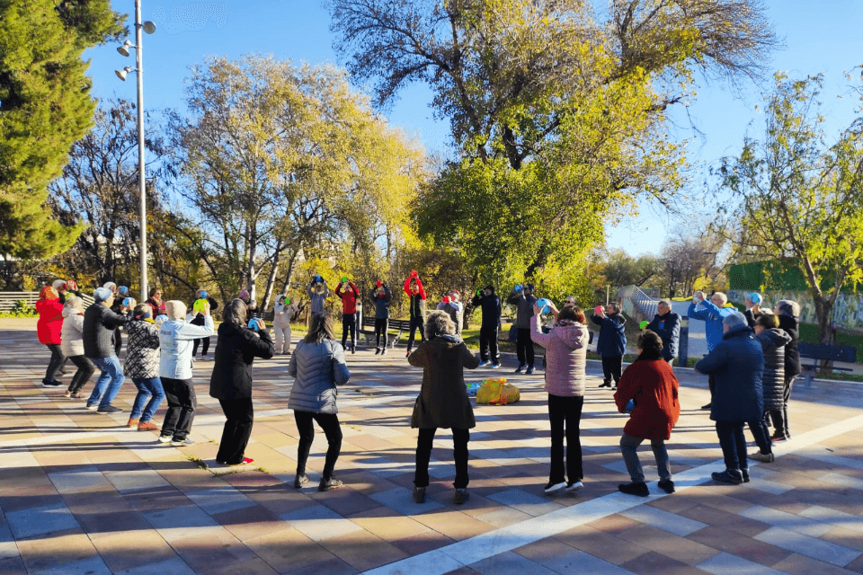 Cartel de Programa Mayores con Ganas: ¡Muévete! - Actividad Física al Aire Libre (Parque Torre Ramona)