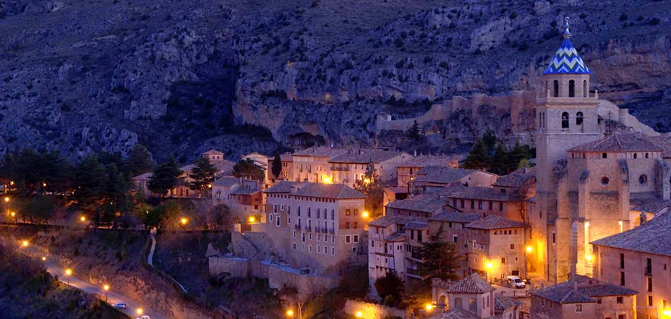 Cartel de Albarracín al atardecer: visita guiada con leyendas y la Casona