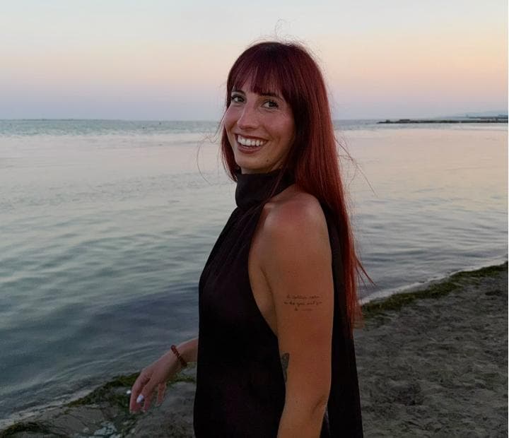 Cartel de Detrás de la pantalla: redes sociales, realidad y salud mental, con Raquel Gonla