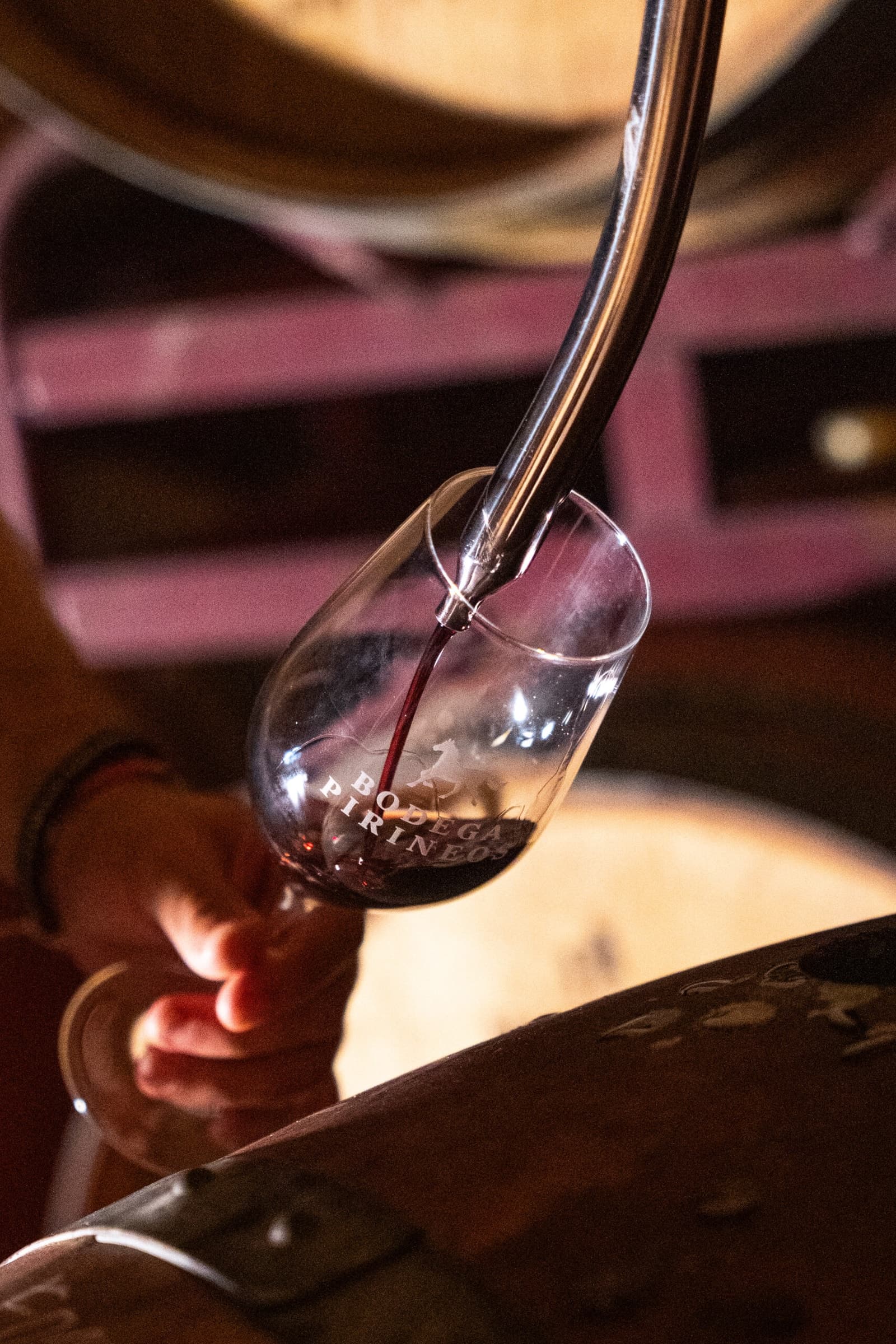 Cartel de «Tiempo Líquido»: el vino de Bodega Pirineos desde el depósito hasta la botella