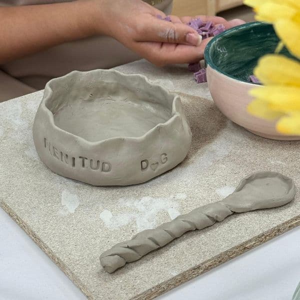 Cartel de Taller de cerámica en Kiuti: crea tu taza o bowl
