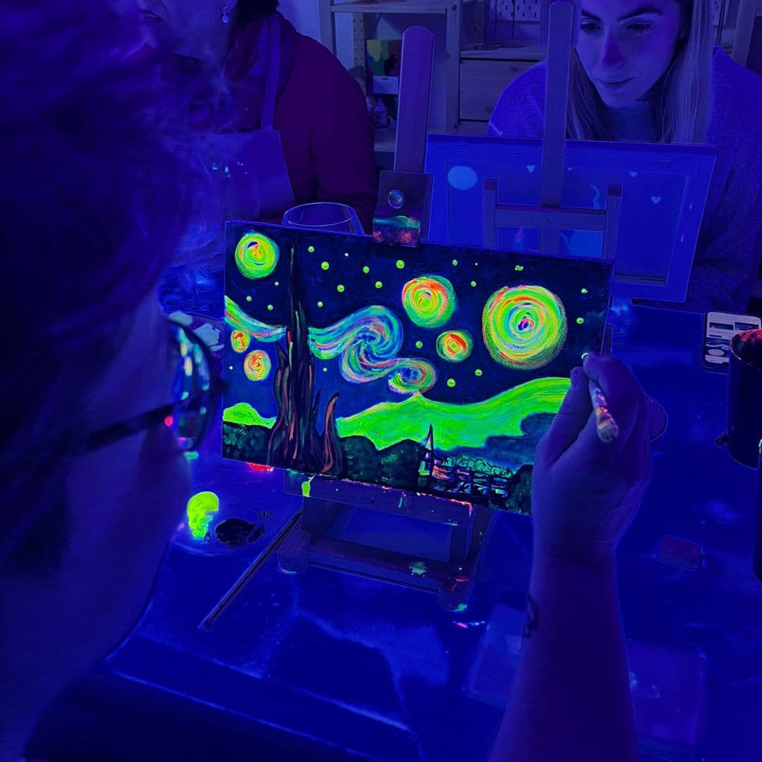 Cartel de Neon Art en Kiuti: pintura flúor bajo luz neón
