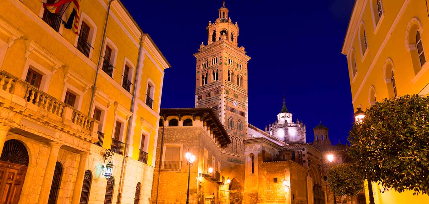 Cartel de Teruel al atardecer: visita guiada de patrimonio y leyendas