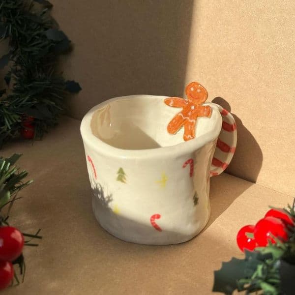 Cartel de Taller de cerámica en Kiuti: crea tu taza de Navidad