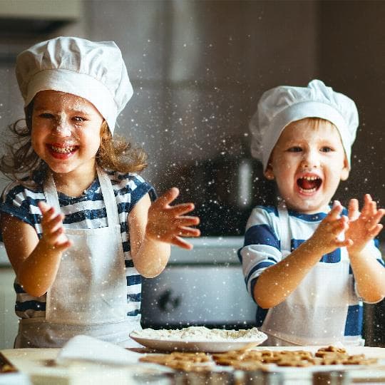 Cartel de Entre cocinas anda el juego: taller de cocina de las cuatro culturas en familia
