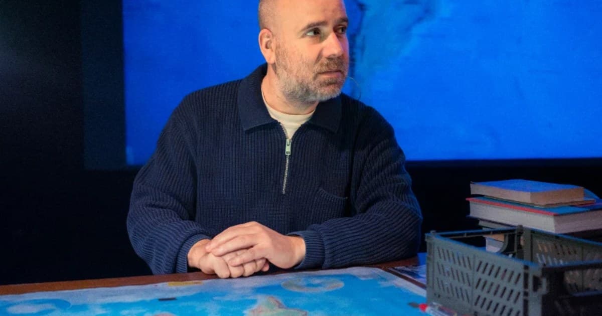 Cartel de «Es necesario navegar», conferencia escénica
